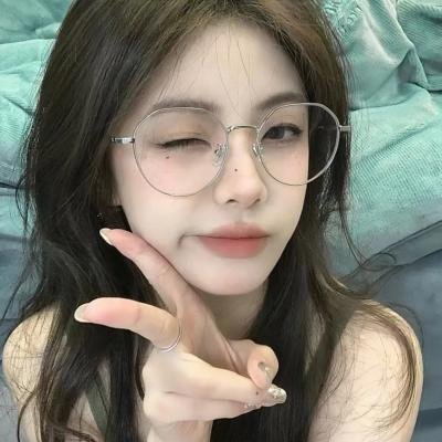 她的微笑像颗糖